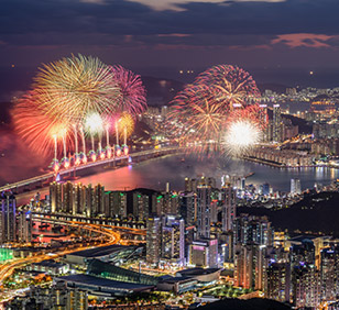 The scenery of Gwangalli embroidered the night sky with fireworks.