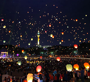 Daegu, The wind lantern festival embroidered in the night sky. 